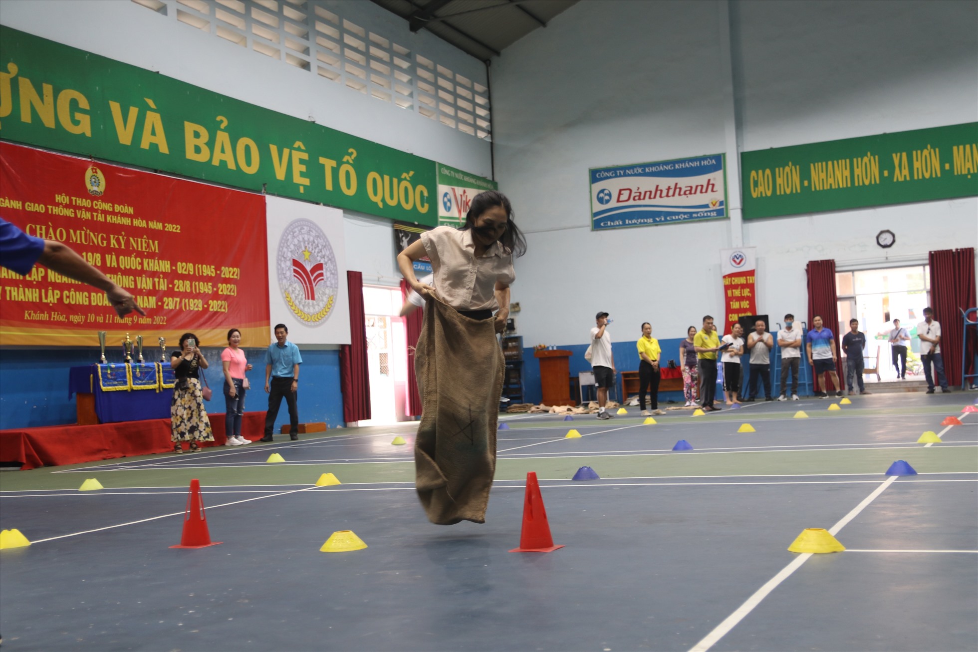 Sau lễ khai mạc hội thao công nhân, viên chức lao động ngành giao thông vận tải năm 2022 các vận động viên bước vào thi nhảy bao bố nam- nữ. Ảnh: P.Linh