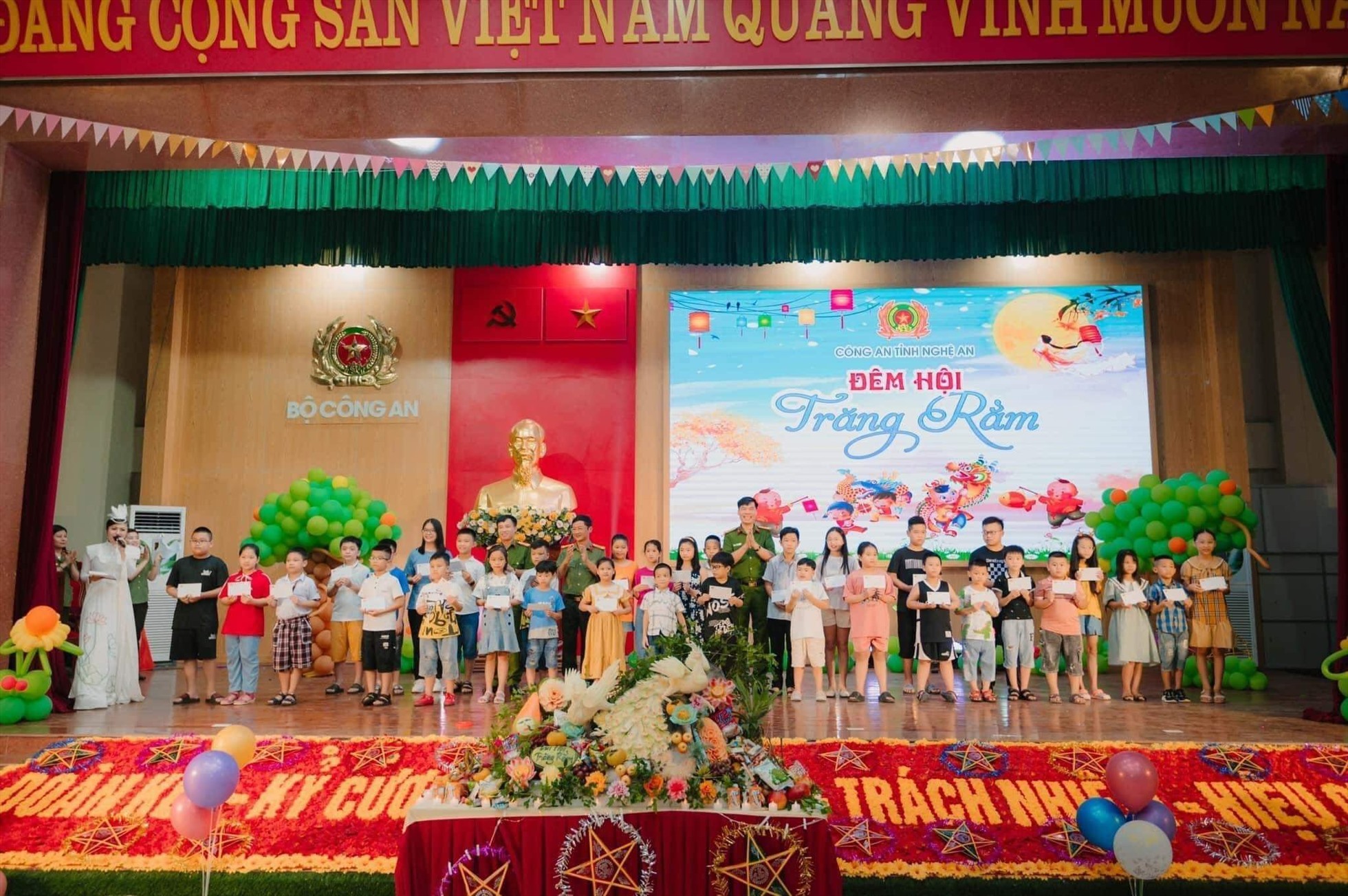 Con, em cán bộ chiến sĩ trong Công đoàn Công an Nghệ An nhận trao thưởng trong "Đêm hội trăng rằm". Ảnh: Công đoàn Công an tỉnh Nghệ An.
