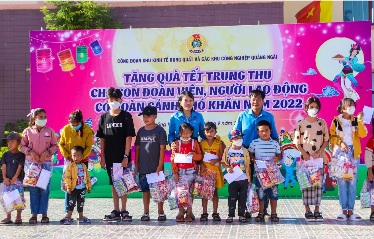 Con em đoàn viên, người lao động có hoàn cảnh khó khăn nhận quà Trung Thu. Ảnh: Anh Tuấn