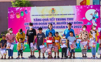 Con em đoàn viên, người lao động có hoàn cảnh khó khăn nhận quà Trung Thu. Ảnh: Anh Tuấn