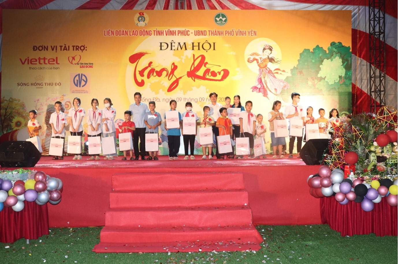 Lãnh đạo Uỷ ban nhân dân tỉnh, Liên đoàn Lao động tỉnh, Sở Lao động thương binh và Xã hội trao quà cho các cháu là con công nhân lao động có hoàn cảnh khó khăn.