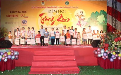 Lãnh đạo Uỷ ban nhân dân tỉnh, Liên đoàn Lao động tỉnh, Sở Lao động thương binh và Xã hội trao quà cho các cháu là con công nhân lao động có hoàn cảnh khó khăn.