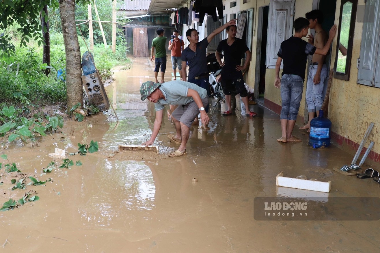 Công nhân Hòa Bình oằn mình dọn dẹp hậu quả sau mưa lũ. Ảnh: Anh Vũ