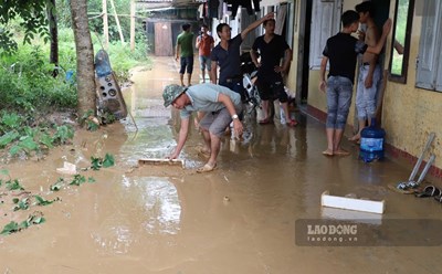 Công nhân Hòa Bình oằn mình dọn dẹp hậu quả sau mưa lũ. Ảnh: Anh Vũ