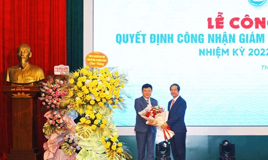 Bộ trưởng Bộ GDĐT Nguyễn Kim Sơn trao Quyết định công nhận PGS.TS Hoàng Văn Hùng làm Giám đốc Đại học Thái Nguyên.