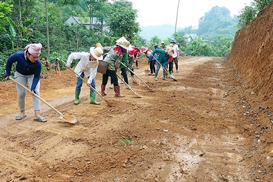Nhân dân xã Chiềng Mai ra quân mở rộng đường giao thông. Ảnh: Nguyễn Yến