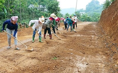 Nhân dân xã Chiềng Mai ra quân mở rộng đường giao thông. Ảnh: Nguyễn Yến