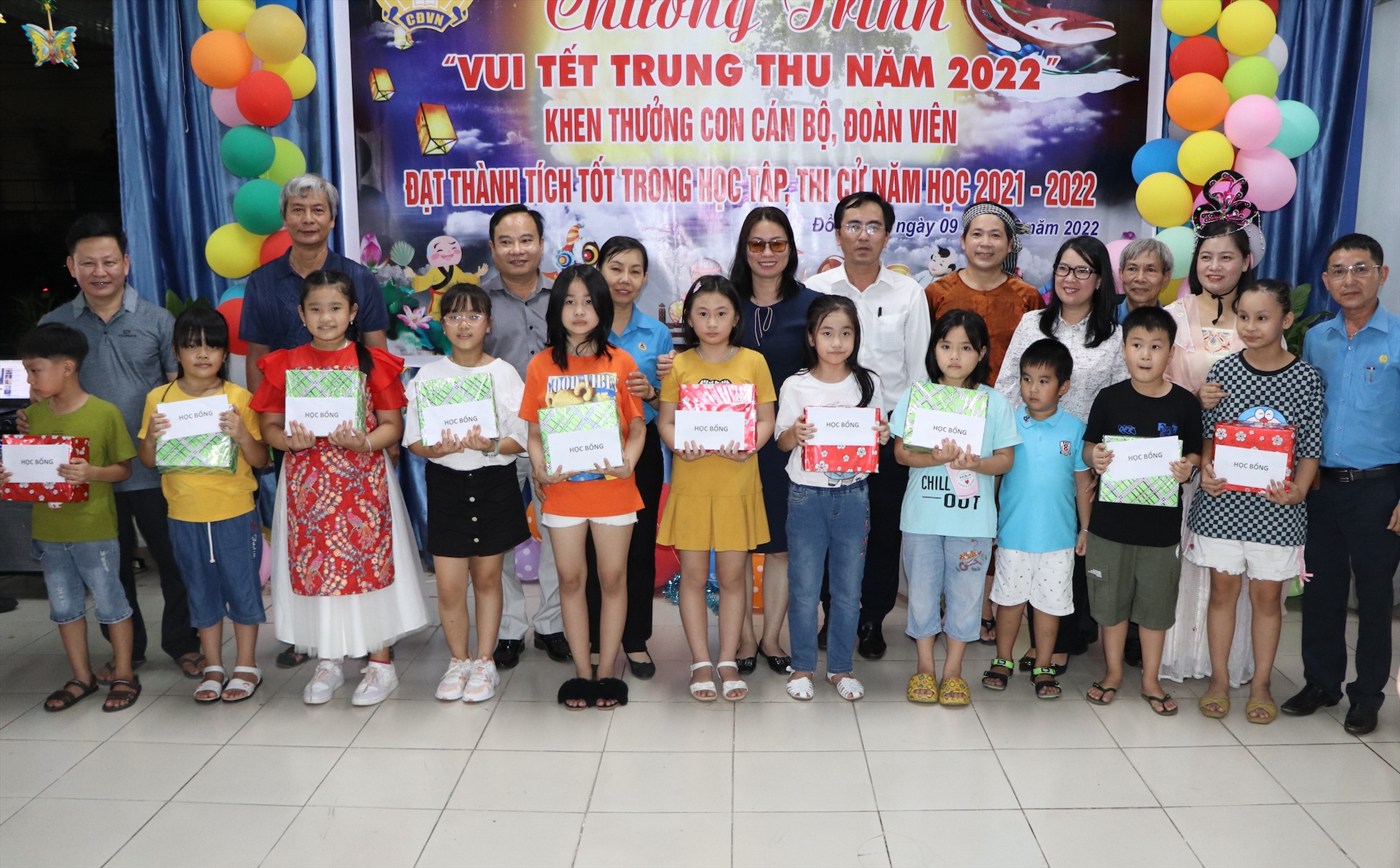LĐLĐ tỉnh Đồng Nai khen thưởng các cháu là con cán bộ đoàn viên có thành tích xuất sắc trong học tập, thi cử năm 2021- 2022. Ảnh: Trịnh Đức Thắng