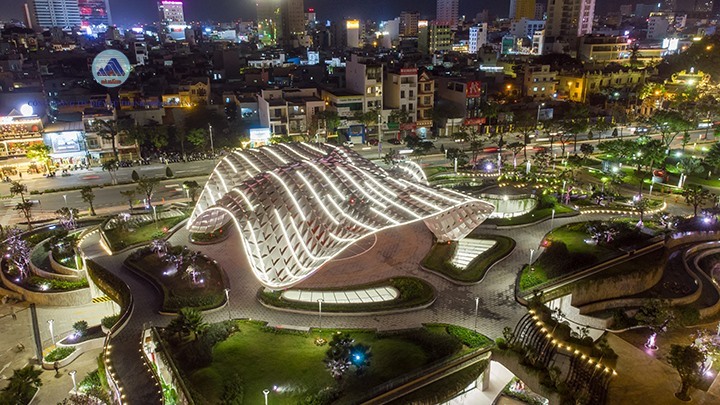 Đà Nẵng thí điểm phố đi bộ Bạch Đằng, tạo sản phẩm du lịch mới về đêm. Ảnh: LDO