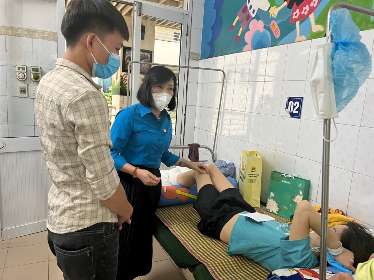 Bà Nguyễn Thị Vân Hà - Chủ tịch Liên đoàn Lao động tỉnh Bắc Ninh - thăm hỏi, động viên, trao quà tới công nhân bị thương trong vụ nổ, đang được điều trị tại Bệnh viện Bỏng Quốc gia Lê Hữu Trác.
