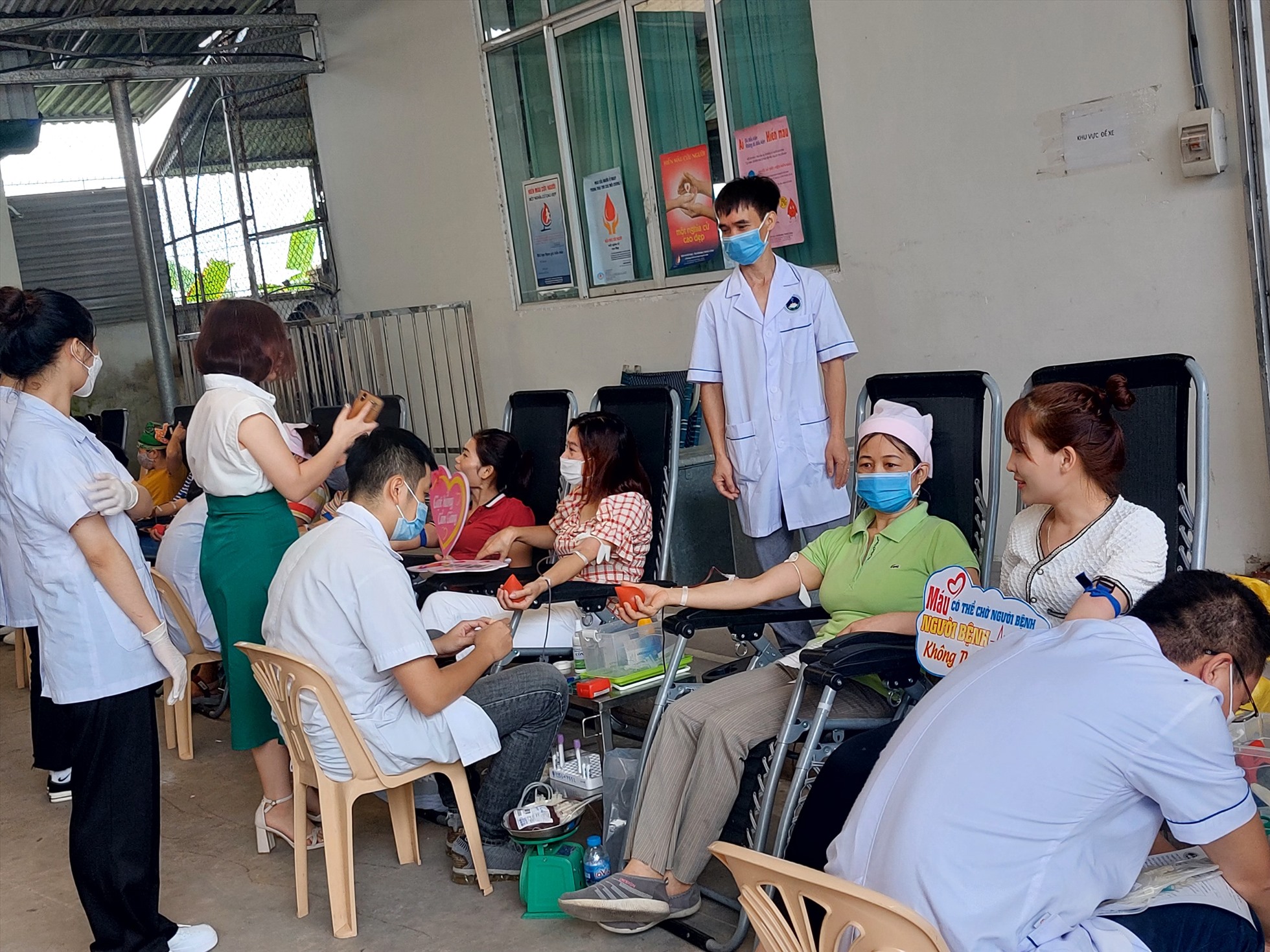 Công nhân Công ty TNHH Nam Sinh (huyện Cẩm Giàng, Hải Dương) hiến máu tình nguyện. Ảnh: Diệu Thúy