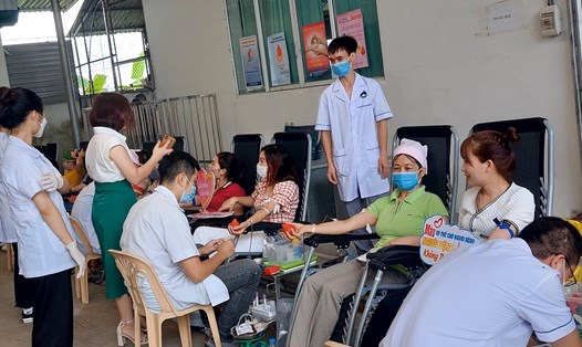 Công nhân Công ty TNHH Nam Sinh (huyện Cẩm Giàng, Hải Dương) hiến máu tình nguyện. Ảnh: Diệu Thúy