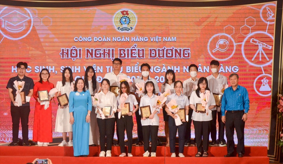 Lãnh đạo Tổng LĐLĐVN và Công đoàn Ngân hàng Việt Nam tặng thưởng cho con đoàn viên học giỏi. Ảnh: CĐNH