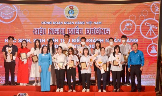 Lãnh đạo Tổng LĐLĐVN và Công đoàn Ngân hàng Việt Nam tặng thưởng cho con đoàn viên học giỏi. Ảnh: CĐNH