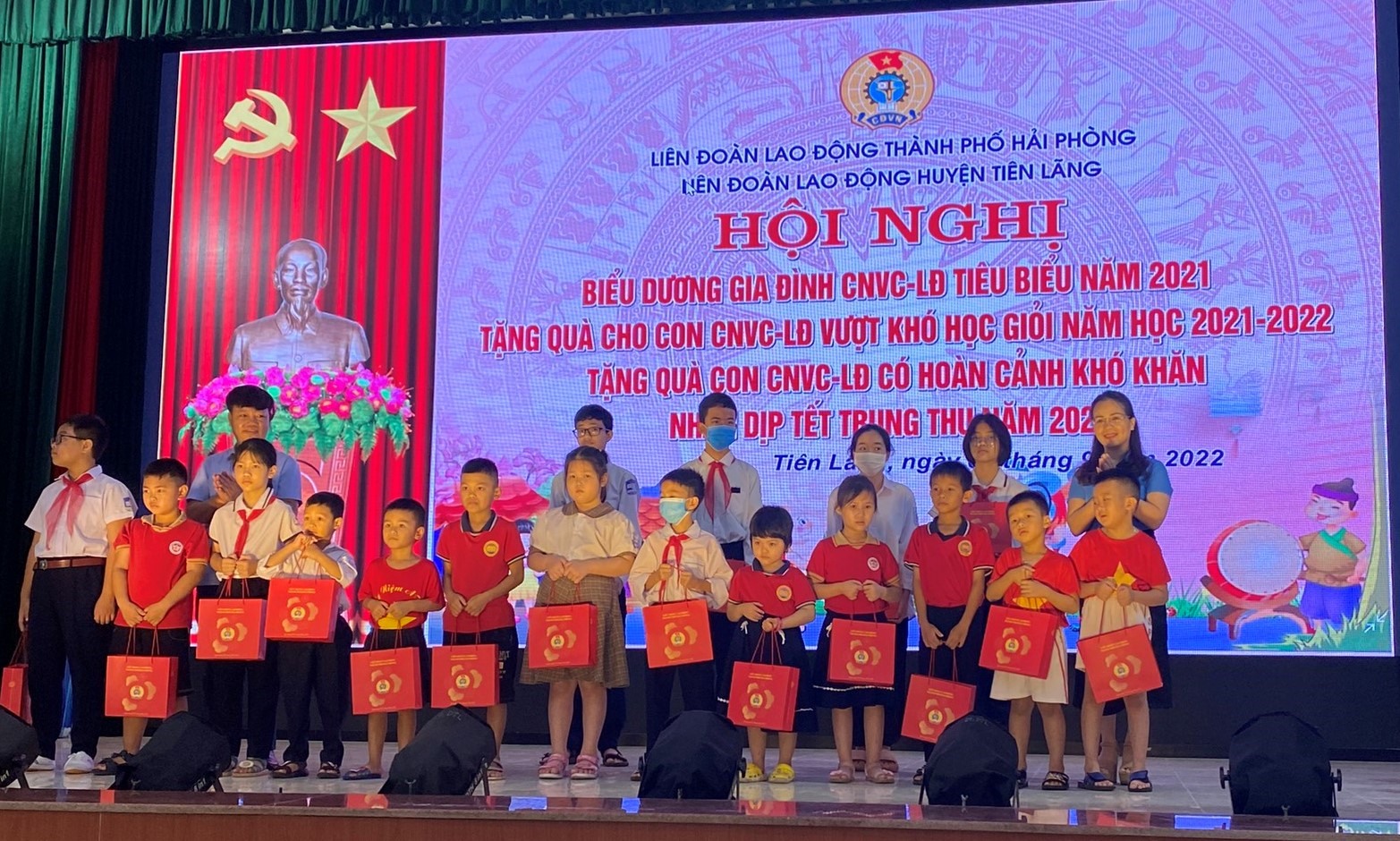 LĐLĐ huyện Tiên Lãng tổ chức biểu dương các gia đình văn hóa, tặng quà con CNLĐ có hoàn cảnh khó khăn học giỏi, và tặng quà trung thu cho trẻ em trên địa bàn huyện. Ảnh: N.H