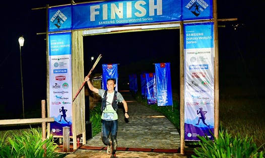 Quang Trần về nhất đường chạy marathon ở VMM 2022 khi nội dung 160km lần đầu tiên được tổ chức tại Việt Nam. Ảnh: VMM 2022
