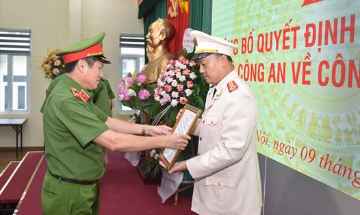 Cục trưởng C04 - Thiếu tướng Nguyễn Văn Viện trao quyết định bổ nhiệm cho tân Phó Cục trưởng C04 - Thượng tá Hoàng Tâm Hiếu. Ảnh: H.Hà