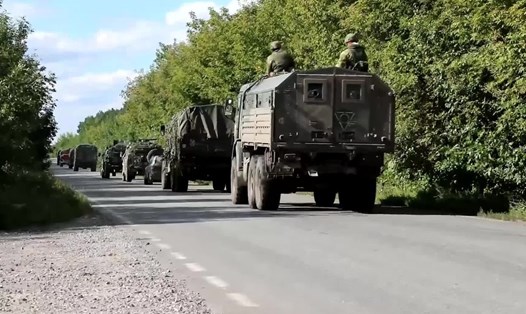 Xe quân sự Nga rút khỏi Izyum và Kupyansk trong bối cảnh Ukraina tấn công. Ảnh: Bộ Quốc phòng Nga