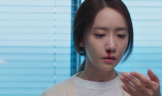 Cảnh phim báo hiệu căn bệnh Mi Ho (YoonA) mắc. Ảnh: CMH.