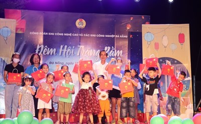 Ông Phạm Văn Hòa - Phó Bí thư Đảng ủy khu công nghệ cao và các khu công nghiệp Đà Nẵng và bà Đinh Thị Thanh Hà - Phó Chủ tịch Liên đoàn Lao động TP.Đà Nẵng - trao quà cho các em thiếu nhi tại đêm hội. Ảnh: Nguyễn Linh