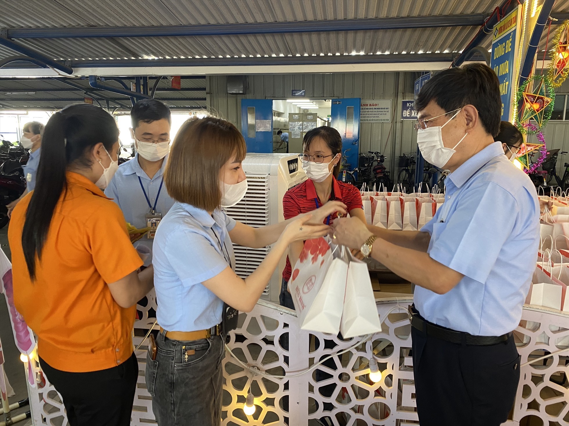 Chủ tịch Công đoàn công ty TNHH Sumidenso Việt Nam tặng quà trung thu cho CNLĐ. Ảnh: Diệu Thúy