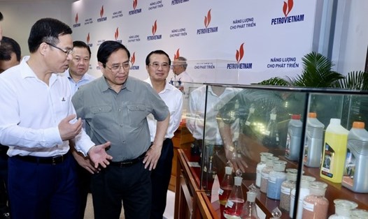 Thủ tướng Phạm Minh Chính nghe giới thiệu về các sản phẩm của Petrovietnam. Ảnh Nhật Bắc
