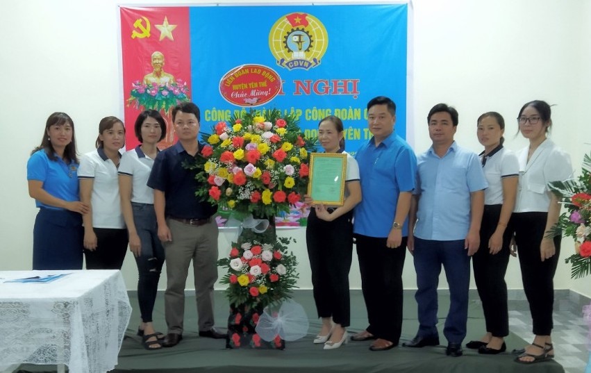 Lãnh đạo Liên đoàn Lao động huyện Yên Thế trao Quyết định và tặng hoa chúc mừng Ban chấp hành Công đoàn cơ sở.