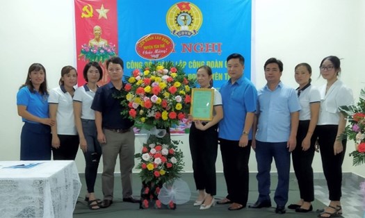 Lãnh đạo Liên đoàn Lao động huyện Yên Thế trao Quyết định và tặng hoa chúc mừng Ban chấp hành Công đoàn cơ sở.