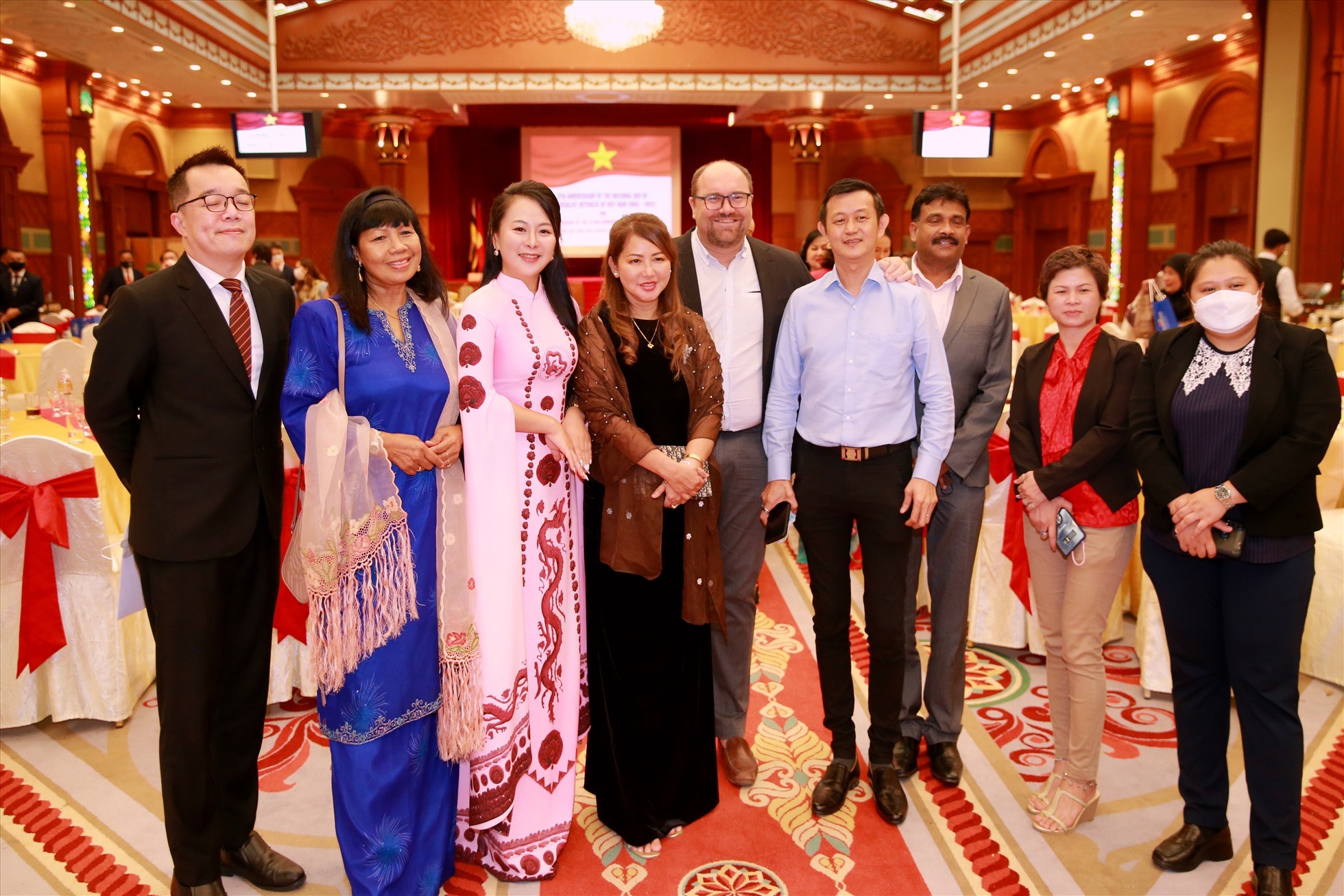 Đại biểu các nước ấn tượng với tà áo dài Việt Nam. Ảnh: Trương Đại Dương