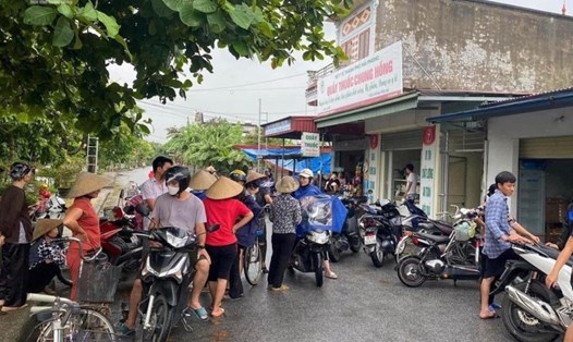Hàng chục người tập trung tại nhà bà Nguyễn Thị Th. sau khi nghe thông tin chủ hụi bỏ trốn. Ảnh: CTV