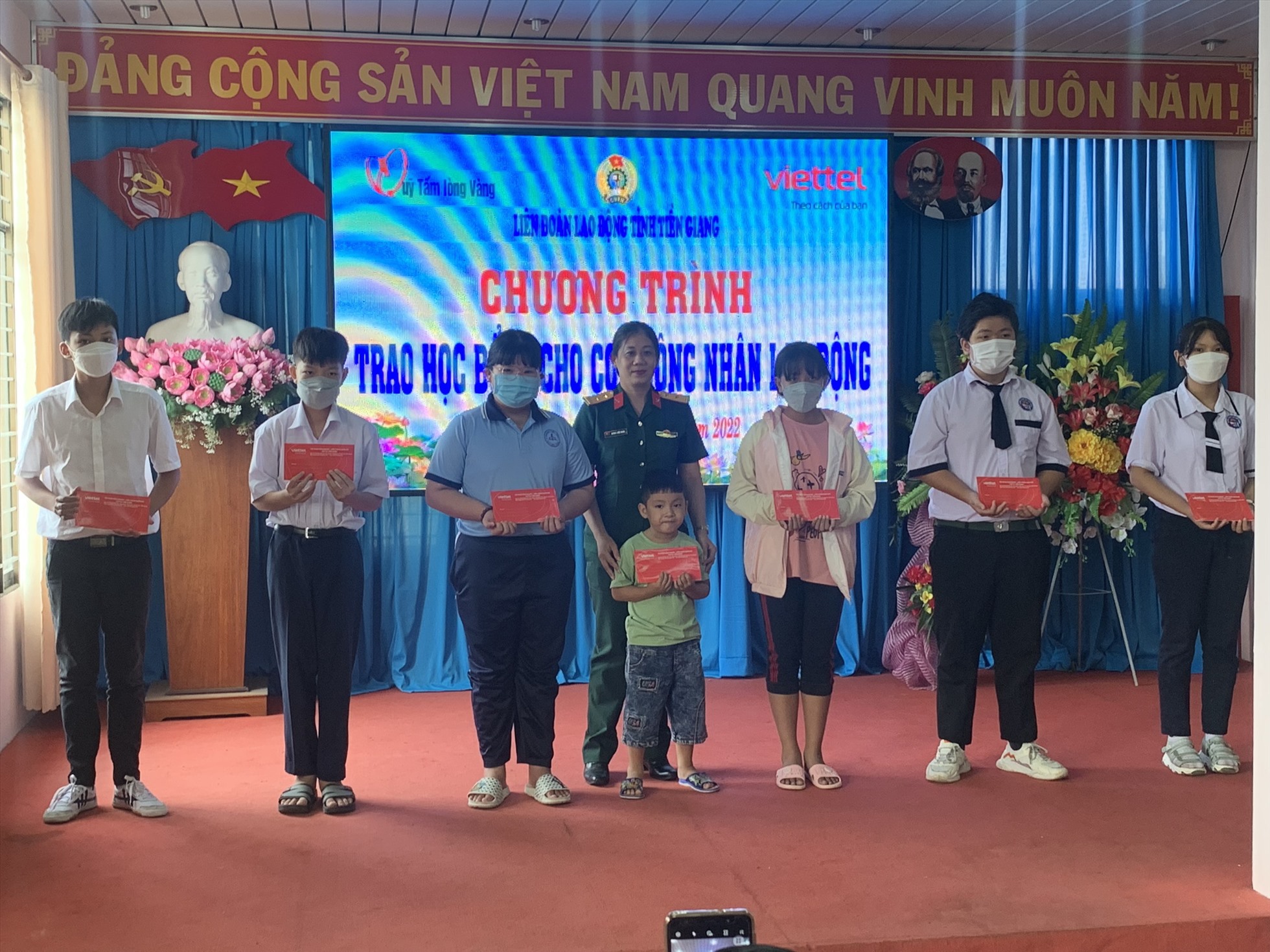Trao học bổng cho học sinh là con CNLĐ có hoàn cảnh khó khăn hoặc con CNLĐ có cha, mẹ mất do dịch COVID-19. Ảnh: T.G