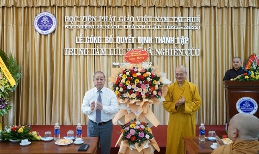 Phó Bí thư Thường trực Tỉnh ủy Thừa Thiên Huế tặng hoa chúc mừng Trung tâm lưu trữ và nghiên cứu tại lễ công bố quyết định thành lập.