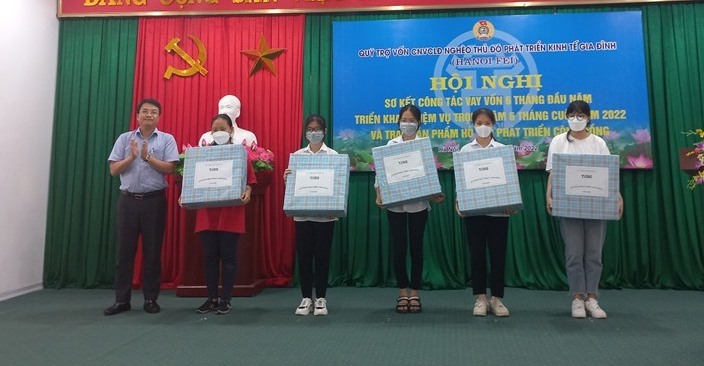 Quỹ trợ vốn đã rà soát, lựa chọn đoàn viên công nhân viên chức lao động tham gia vay vốn có hoàn cảnh khó khăn để trao quà (ảnh minh hoạ). Ảnh: QTV