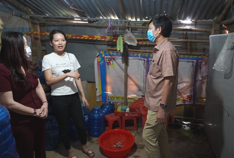 Lãnh đạo UBND tỉnh Quảng Trị và lãnh đạo Sở GDĐT tỉnh Quảng Trị khảo sát nhu cầu nhà ở công vụ đối với giáo viên miền núi Quảng Trị. Ảnh: Hưng Thơ.