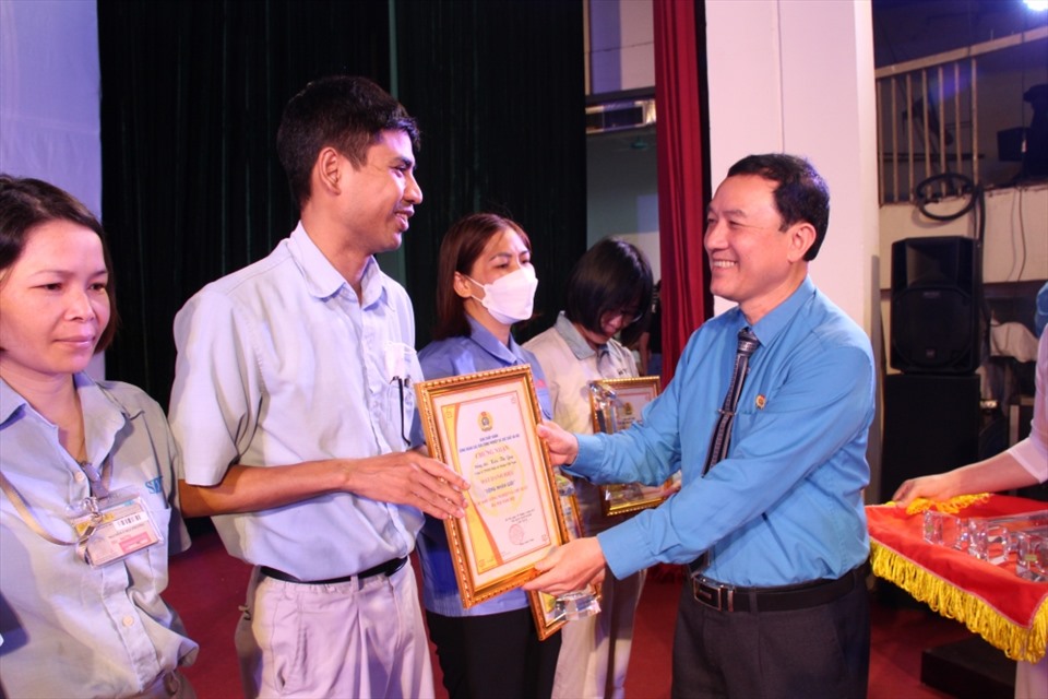 Ông Đinh Quốc Toản -  Chủ tịch Công đoàn Các khu công nghiệp và chế xuất Hà Nội trao thưởng cho công nhân lao động đạt danh hiệu "Công nhân giỏi" (ảnh minh hoạ). Ảnh: CĐKCN