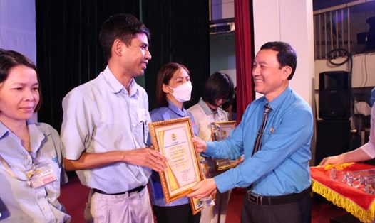 Ông Đinh Quốc Toản -  Chủ tịch Công đoàn Các khu công nghiệp và chế xuất Hà Nội trao thưởng cho công nhân lao động đạt danh hiệu "Công nhân giỏi" (ảnh minh hoạ). Ảnh: CĐKCN