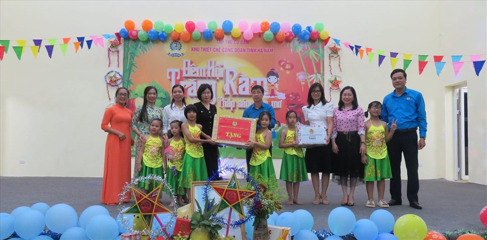 Lãnh đạo Liên đoàn Lao động tỉnh Hà Nam trao quà cho con công nhân lao động tại Khu thiết chế Công đoàn. Ảnh: CĐT