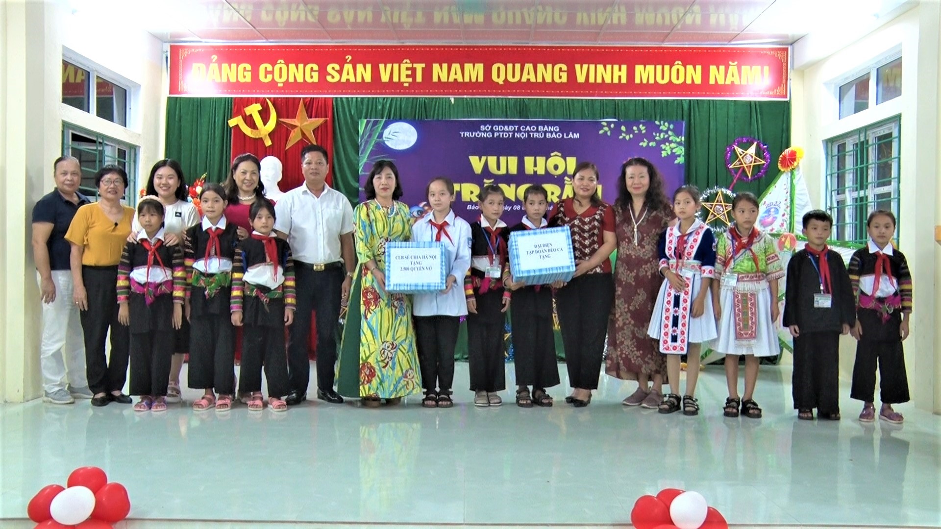 Bà Lý Thị Huệ - Chủ tịch LĐLĐ tỉnh Cao Bằng trao tặng quà học bổng cho các con người lao động tại huyện Bảo Lâm. Ảnh: Nông Thị Thảo.