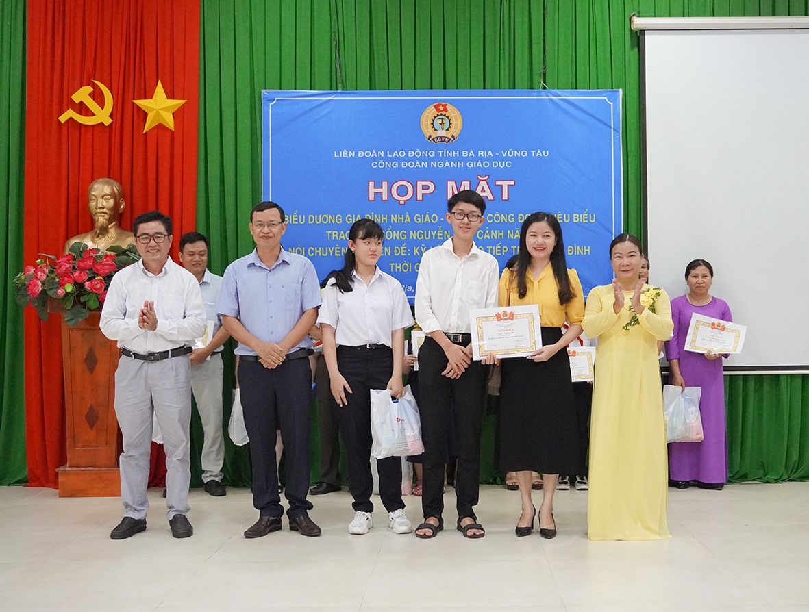 Công đoàn ngành Giáo dục và đại diện Sở Giáo dục Đào tạo biểu dương và trao tặng hoa, bằng khen cho các gia đình nhà giáo tiêu biểu năm học 2021-2022. Ảnh: Q.V