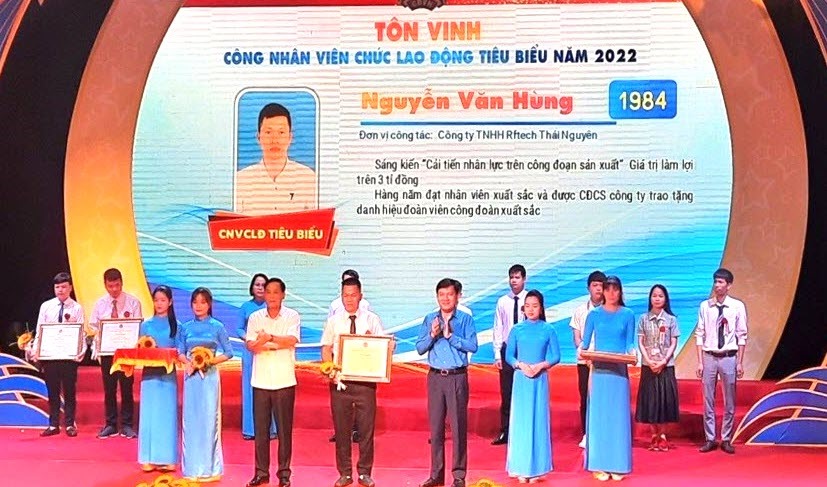 Anh Nguyễn Văn Hùng - Chủ tịch công đoàn cơ sở Công ty TNHH Rftech Thái Nguyên (giữa ảnh) nhận Bằng khen của Tổng LĐLĐVN. Ảnh: CĐTN