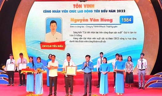 Anh Nguyễn Văn Hùng - Chủ tịch công đoàn cơ sở Công ty TNHH Rftech Thái Nguyên (giữa ảnh) nhận Bằng khen của Tổng LĐLĐVN. Ảnh: CĐTN