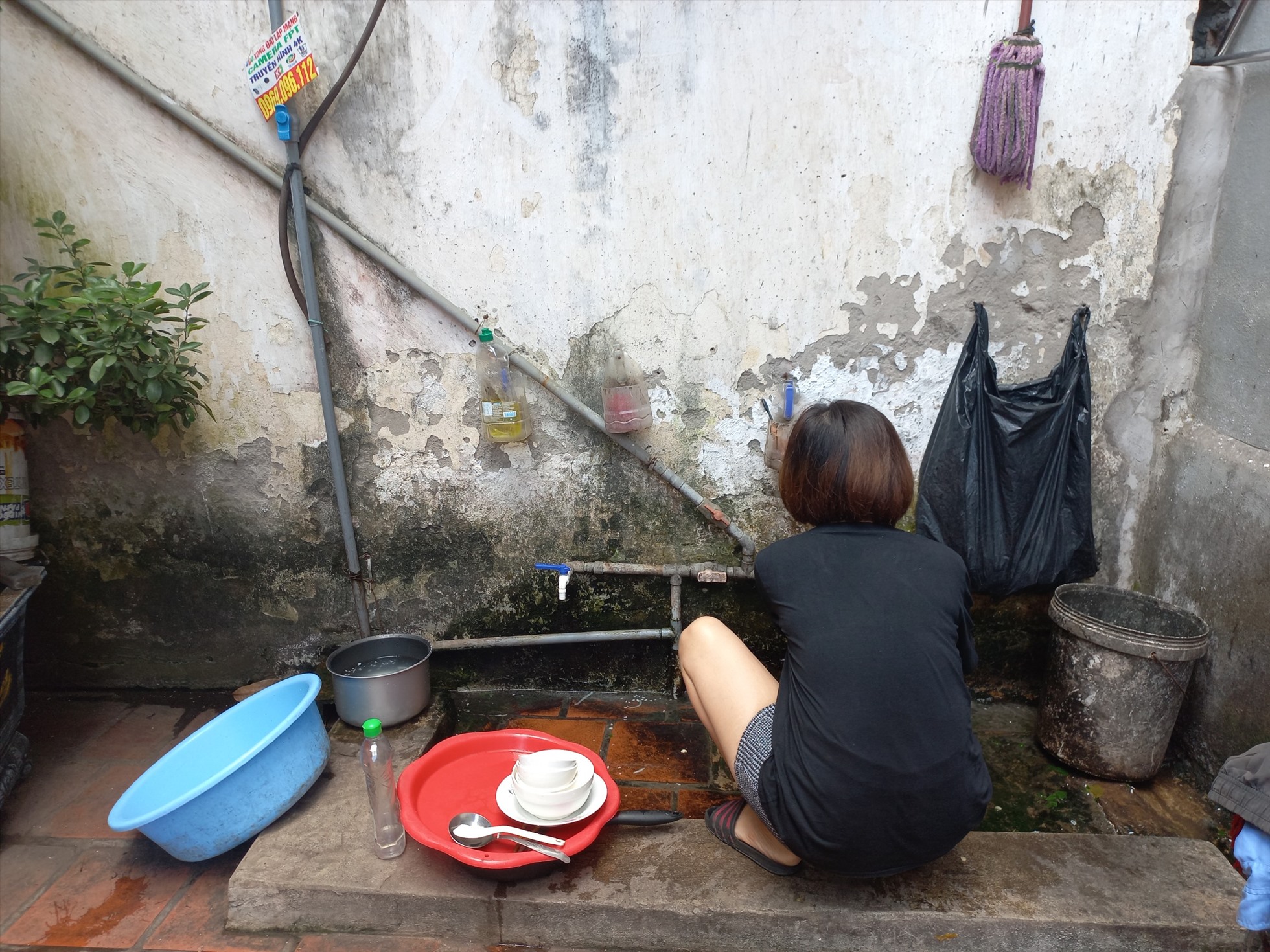 Trong xóm trọ nghèo của công nhân tại Khu công nghiệp Thăng Long (Đông Anh, Hà Nội). Ảnh: Lương Hạnh