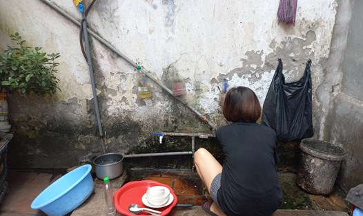 Trong xóm trọ nghèo của công nhân tại Khu công nghiệp Thăng Long (Đông Anh, Hà Nội). Ảnh: Lương Hạnh