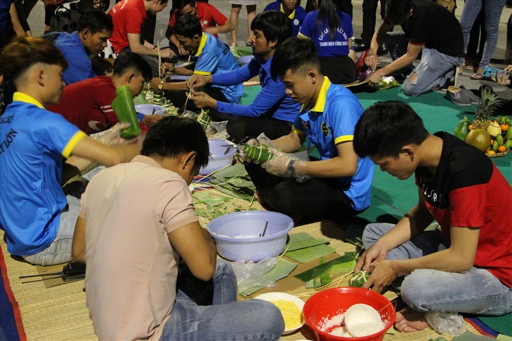 Công nhân Bình Dương thi gói bánh chưng, bánh tét. 
Ảnh: Đình Trọng