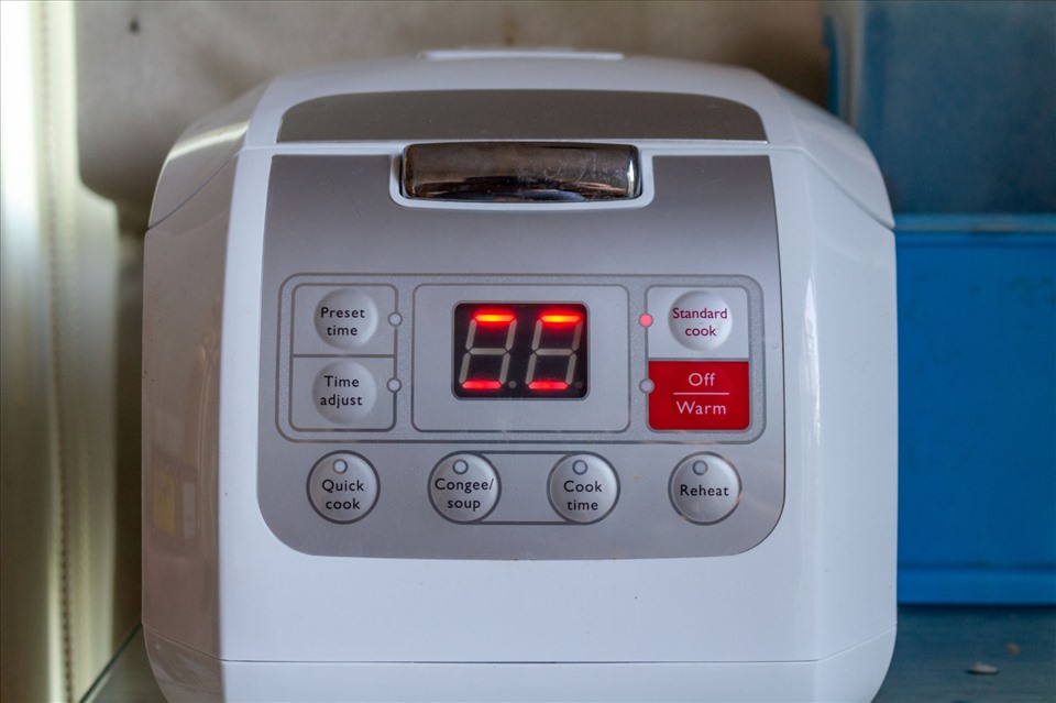 Nồi cơm điện là thiết bị điện tử không thể thiếu trong mỗi gia đình Việt Nam. Ảnh: Xinhua
