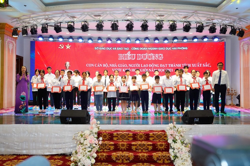 Lãnh đạo sở GD&ĐT Hải Phòng và Công đoàn ngành tặng quà các cháu có hoàn cảnh khó khăn vươn lên học giỏi. Ảnh: Cổng TTĐT Hải Phòng