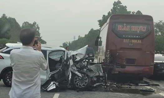 Hiện trường vụ tai nạn giữa xe ôtô 5 chỗ và xe khách trên cao tốc Nội Bài - Lào Cai. Ảnh: CTV