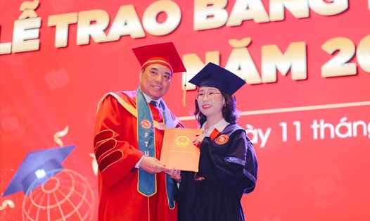 Phương Nhi được Hiệu trưởng Trường Đại học Ngoại thương trao bằng tốt nghiệp. Ảnh: BTC