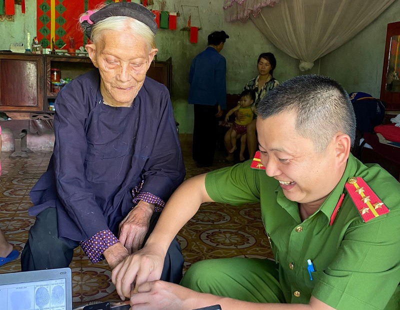 Công an huyện Chi Lăng đến tận nhà làm thủ tục cấp căn cước công dân cho người dân. Ảnh: CAT Lạng Sơn