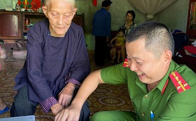 Công an huyện Chi Lăng đến tận nhà làm thủ tục cấp căn cước công dân cho người dân. Ảnh: CAT Lạng Sơn